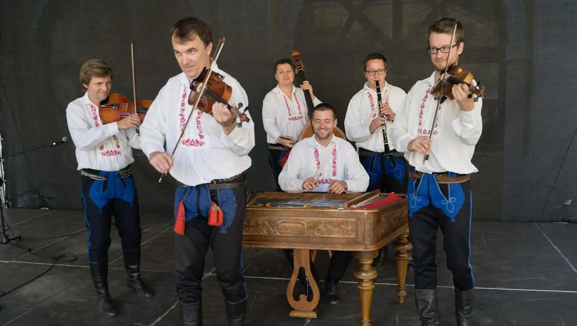 Cimbálová muzika Mladí Burčáci Cimbálová muzika Mladí Burčáci