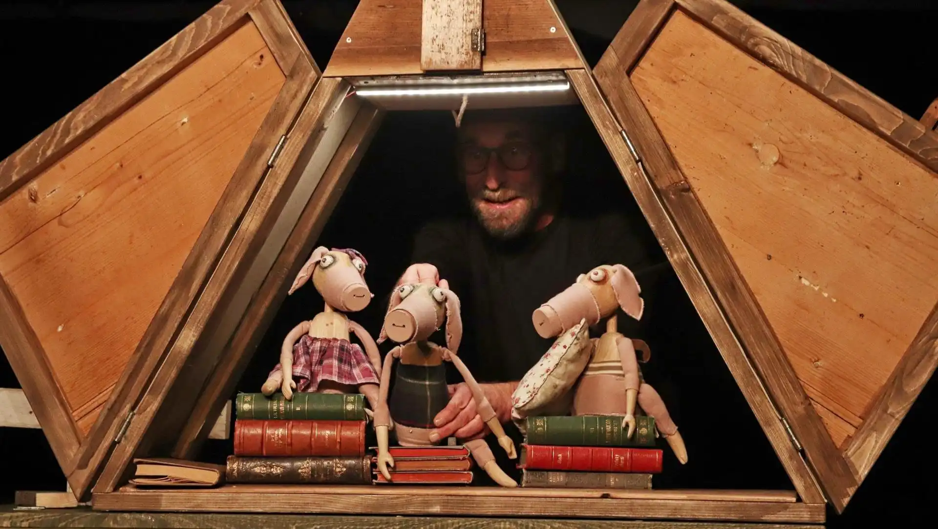 The Lokvar Theatre: Thee Little Pigs